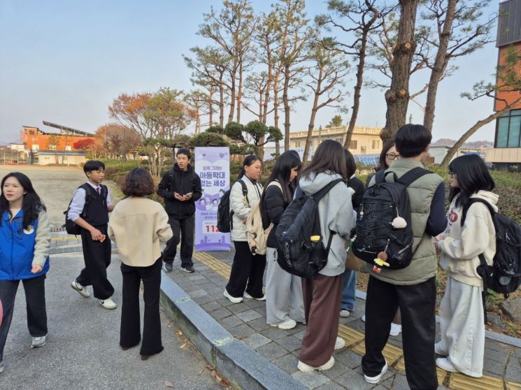 임실군이 지난 13일 임실동중학교, 임실군 청소년 문화의 집에서 아동학대 예방 사전캠페인을 전개했다. 임실군 제공