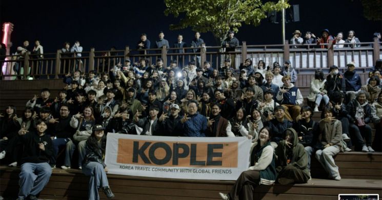 화순 꽃강길 음악분수를 감상하는 코플 관광객. 화순군 제공