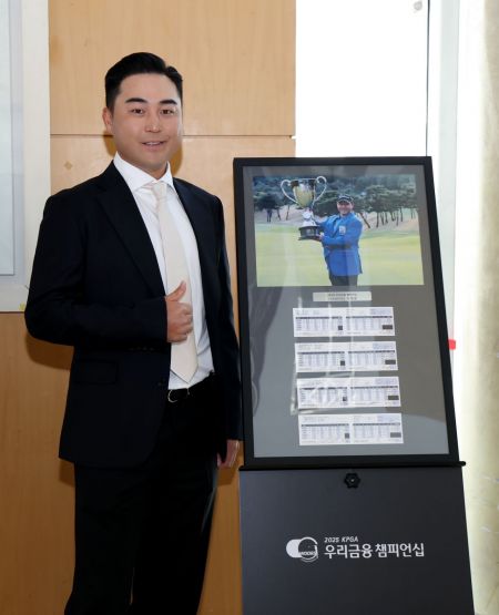 이태훈이 제네시스 대상식에서 포즈를 취하고 있다. KPGA 제공