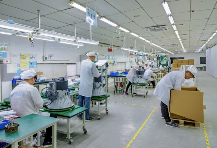 중국 상하이 공장 근로자들이 제품을 조립하고 있다. 신화연합뉴스