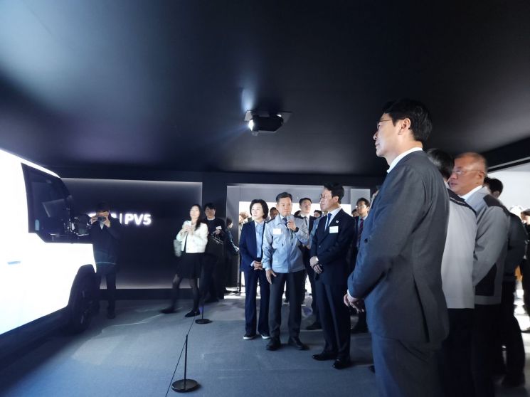 정명근 화성시장이 14일 기아 PBV 전용공장 준공식에서 이 회사의 차량에 대한 설명을 듣고 있다. 화성시 제공