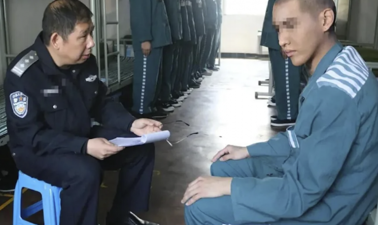 엑소 전 멤버 크리스의 최근 수감 사진이라며 중국 웨이보에 확산한 합성 사진. 웨이보