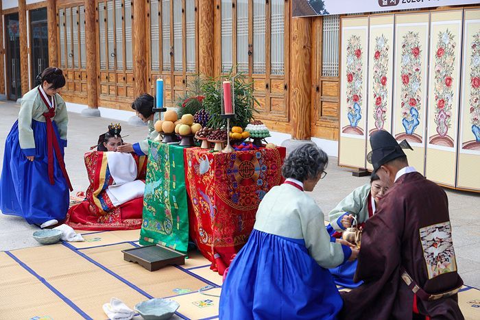 대한민국 한옥문화비엔날레서 전통혼례를 통해 결혼의 의미를 부연하고 있다. 무안군 제공