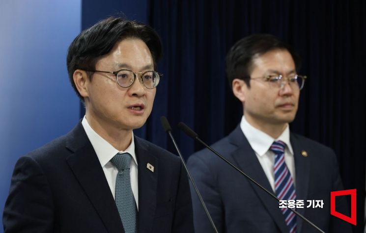 [포토] 한미 관세협상 관련 브리핑 하는 김정관 장관