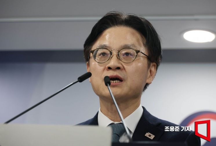 김정관 산업통상부 장관이 14일 서울 종로구 정부서울청사에서 한미 관세협상 팩트시트 및 전략적 투자에 관한 양해각서 관련 브리핑을 하고 있다. 2025.11.14 조용준 기자