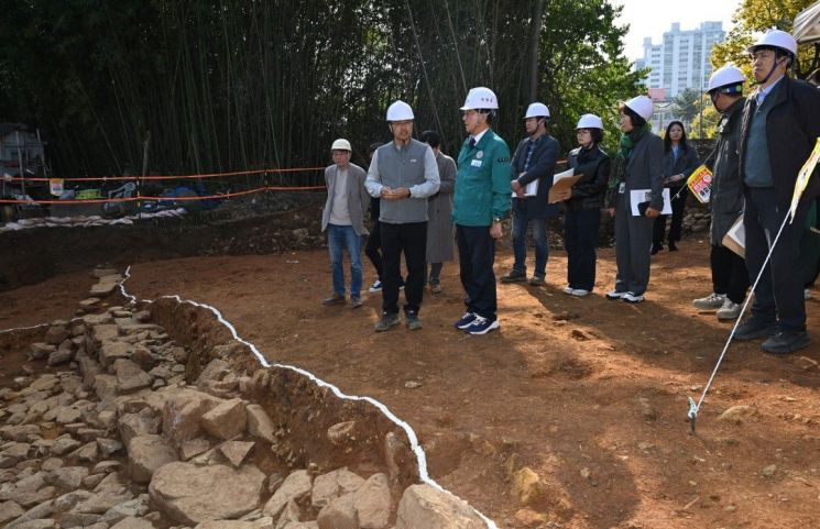 부산 기장군, 기장읍성 최초 축성 유적 발굴 성과 공개