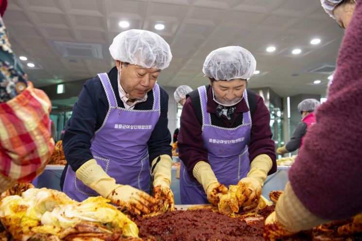 현장을 찾은 남한권 울릉군수(왼쪽)와 이상휘 의원 배우자 이윤희 씨. 울릉군 제공