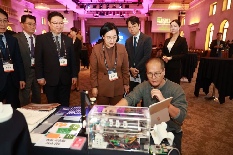 한성숙 중소벤처기업부 장관이 14일 서울 강남구 라움아트센터에서 열린 ‘2025 재도전의 날‘에서 현장을 둘러보고 있다. 중기부