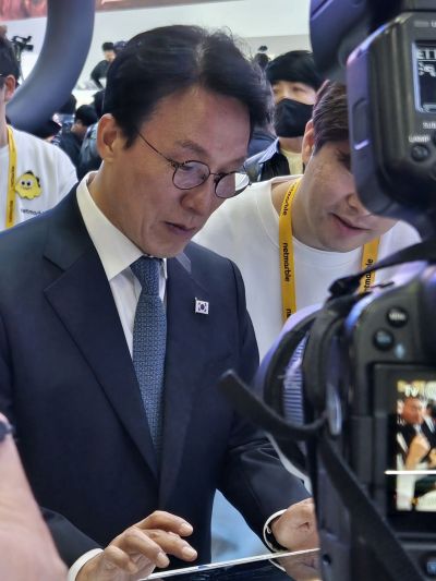 김민석 국무총리가 15일 부산 벡스코에서 열린 '지스타 2025'를 찾아 제1전시장 내 넷마블 부스에서 '나 혼자만 레벨업: 카르마'를 시연하고 있다. 노경조 기자