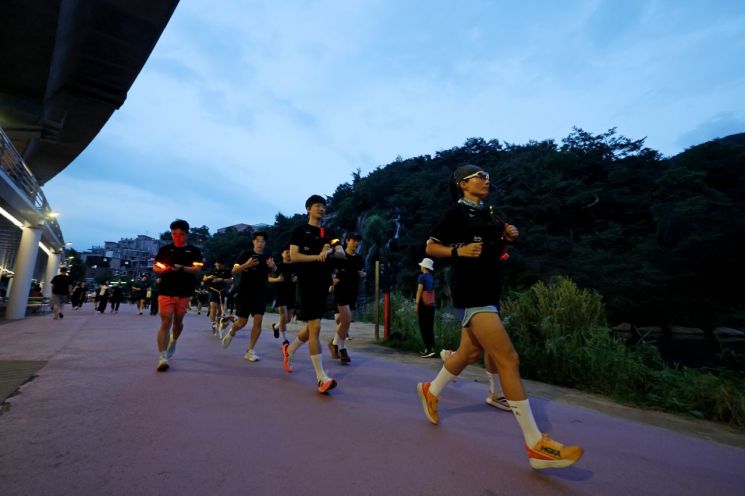민망해서 못 입겠다 할 땐 언제고…불황에도 역대급 실적 낸 K운동복