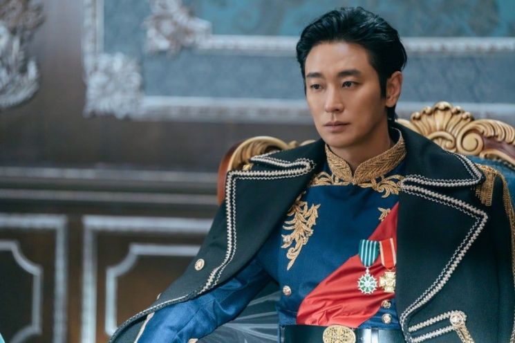 재혼황후 나치 논란 관련 뉴스 - 드라마 '재혼황후' 주지훈 의상에 나치 훈장 논란…제작사 사과