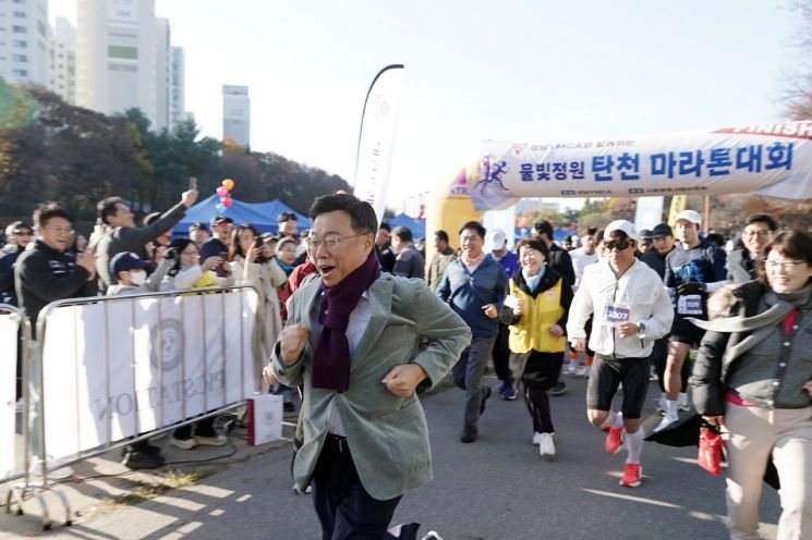 신상진 성남시장과 참가자들이 '물빛정원 탄천 마라톤대회'에서 힘차게 달리고 있다. 성남시 제공