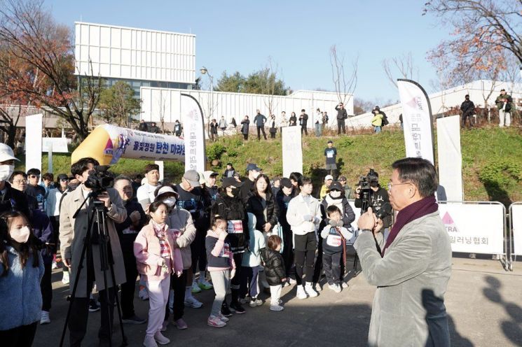 신상진 성남시장이 15일 오리공원 탄천변에서 열린 '물빛정원 탄천 마라톤대회' 개회식에서 축사하고 있다. 성남시 제공