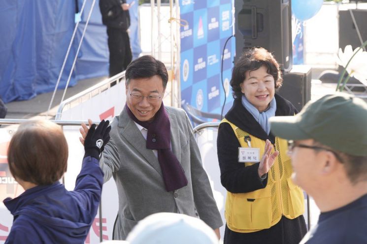 신상진 성남시장이 15일 '물빛정원 탄천 마라톤대회' 참가자들을 격려하고 있다. 성남시 제공