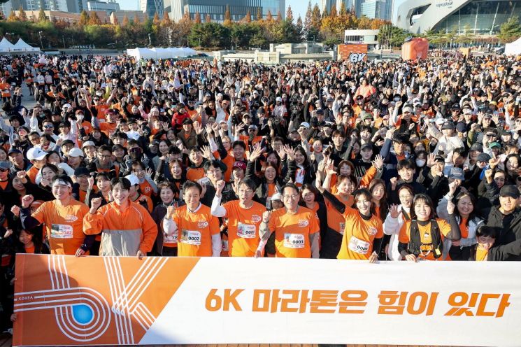 이동환 고양특례시장이 15일 오전 일산호수공원 노래하는 분수대 광장에서 열린 '2025 Global 6K for Water 마라톤 고양' 행사에 동참하고 있다. 고양특례시 제공