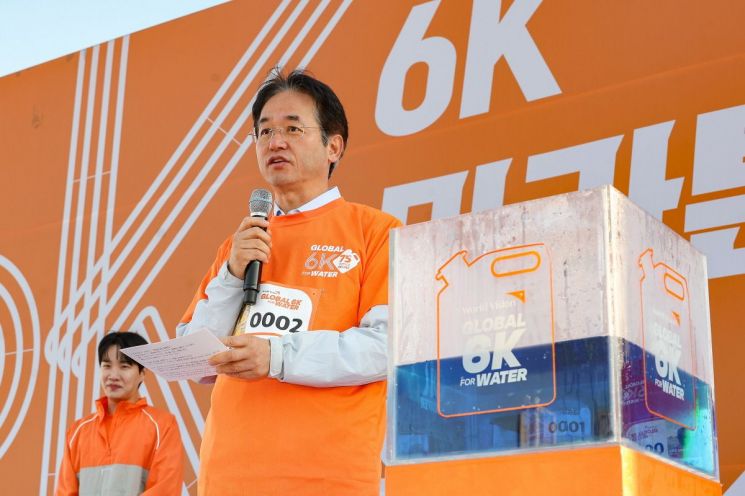 이동환 고양특례시장이 15일 오전 일산호수공원 노래하는 분수대 광장에서 열린 '2025 Global 6K for Water 마라톤 고양' 행사에 참석해 인사말을 하고 있다. 고양특례시 제공
