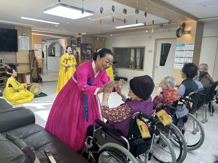 국악공연 '딩동! 쓱싹국악' 행사에 참여한 한 국악인과 복지시설 이용자들이 서로 소통하고 있는 모습. 서구청 제공