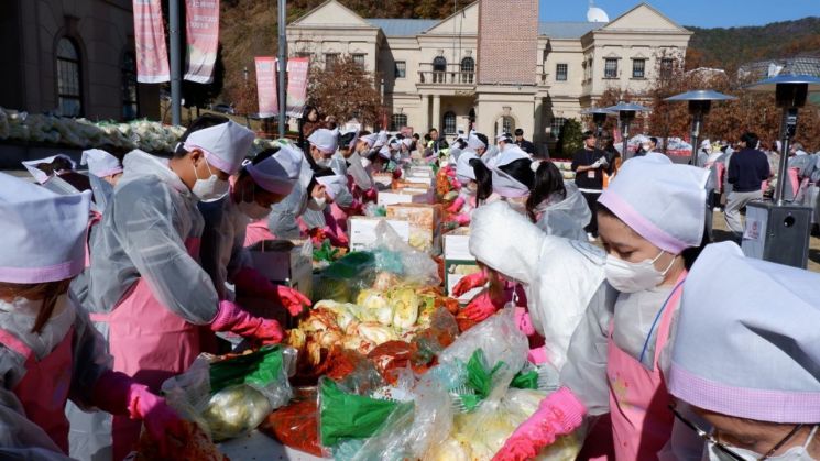 경기도평생교육진흥원이 15일 경기미래교육양평캠퍼스에서 '음식으로 배우고 나누는 평생학습'을 주제로 'K-푸드 양평페스타'를 개최하고 있다. 경기도평생교육진흥원 제공