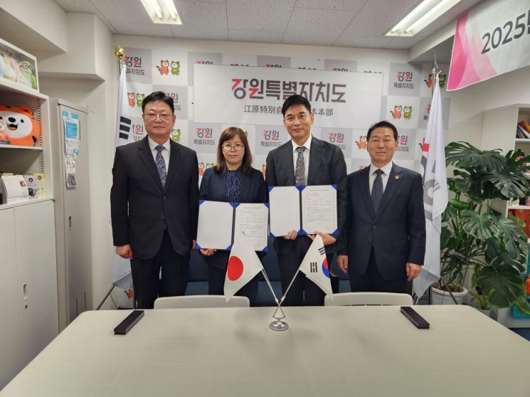 강원 대표 베이커리 기업인 ㈜농업회사법인 정남미그룹이 일본 ㈜HARUCO사와 300만 달러 규모의 수출계약을 체결하고 있다. 강원도 제공