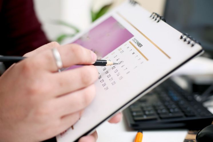 직장인이 달력을 보며 일정을 체크하고 있다. 픽사베이