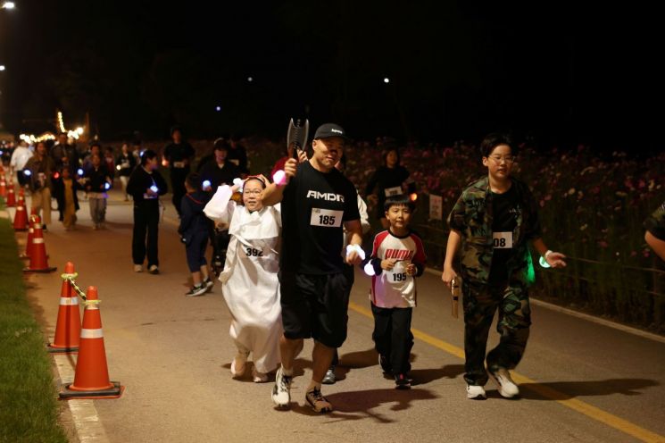 'J-라이트 런' 참가자들이 군복, 소복, 소품 등으로 분장한 채 달리고 있다. 장성군 제공.