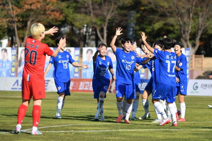 여자프로축구 화천 KSPO가 창단 이후 처음으로 WK리그 챔피언 트로피를 차지했다. 화천군 제공