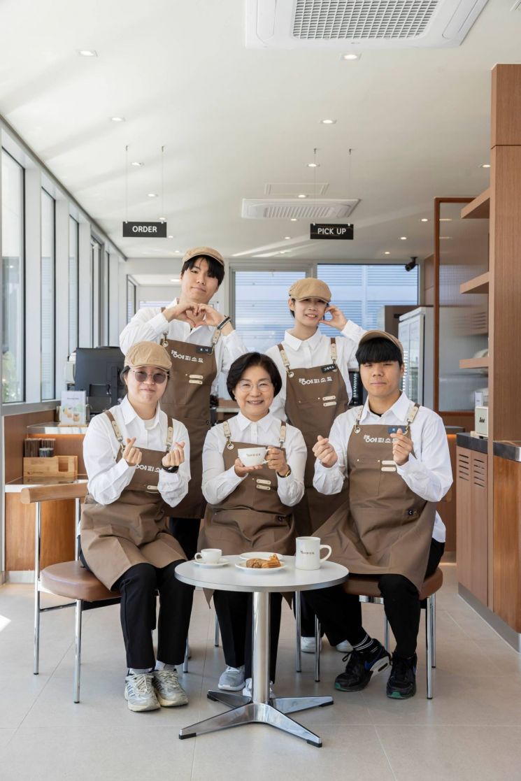 ‘은평에피소드’ 카페는 오는 18일부터 운영한다. (윗줄 왼쪽부터)전지훈 바리스타, 박수빈 바리스타. (아랫줄 왼쪽부터)송초란 바리스타, 김미경 은평구청장, 이기원 바리스타. 은평구 제공.