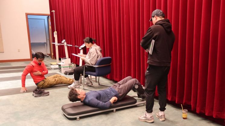 렛츠런파크 부산경남 임직원이 체력측정을 하고 있다.