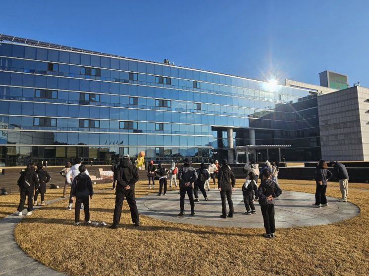 양주시가 16일 진행한 '별산과 함께하는 불곡산 등반' 프로그램 참석자들이 시청광장에서 몸을 풀고 있다. 양주시 제공
