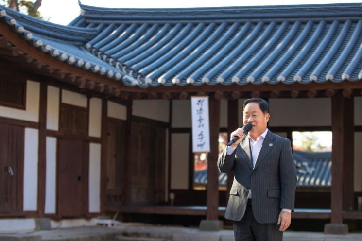 주광덕 남양주시장이 지난 15일 궁집에서 열린 청년 음악회 'Fall in 궁집'행사에 참석해 인사말을 하고 있다. 남양주시 제공