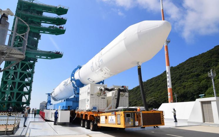 발사대로 옮겨지는 누리호. 연합뉴스 제공