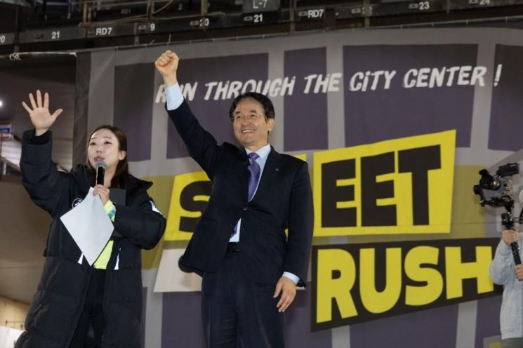 이동환 고양특례시장이 지난 15일 '2025 고양 스트릿 러쉬 in 라페스타'를 찾아 파이팅을 하고 있다. 고양특례시 제공