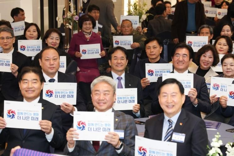 이동환 고양특례시장이 지난 15일 베네치아에서 열린 제22기 민주평통 고양시협의회 출범식에 참석해 포퍼먼스를 펼치고 있다. 고양특례시 제공