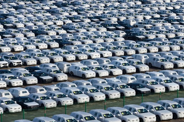 중국 장수성 난징 항구에 수출용 차량이 있다. AFP 연합뉴스