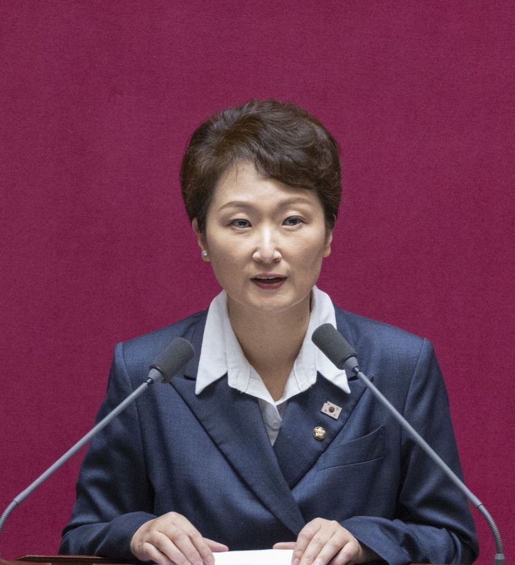 이언주 더불어민주당 최고위원이 국회 본회의에서 발언하고 있다. 연합뉴스