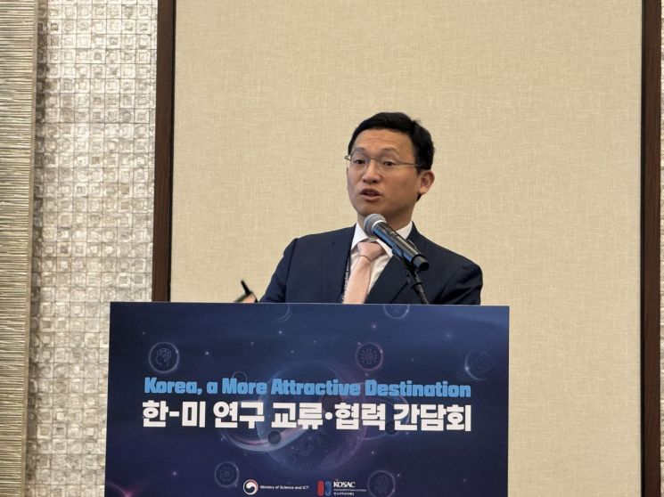 정우성 과학창의 재단 이사장이 14일 뉴욕에서 열린 한미 연구교류 협력 간담회에서 한국 정부의 이공계 연구자 귀국 지원 정책을 설명하고 있다. 사진=백종민 테크 스페셜리스트