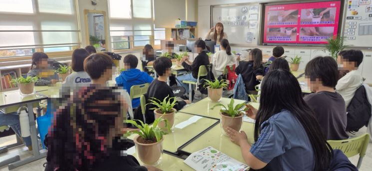 용산구가 지난 11일 용암초등학교 5학년 학생들을 대상으로 ‘교실 속 숲 만들기’ 프로그램을 진행하고 있다. 용산구 제공.