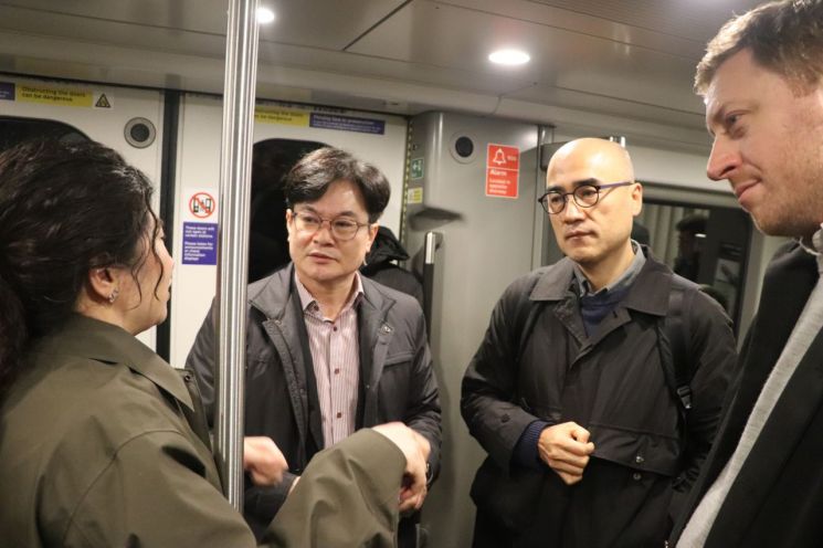 엘리자베스라인 지하철 안에서 관계자들의 설명을 듣고 있는 김병수 시장. 김포시 제공