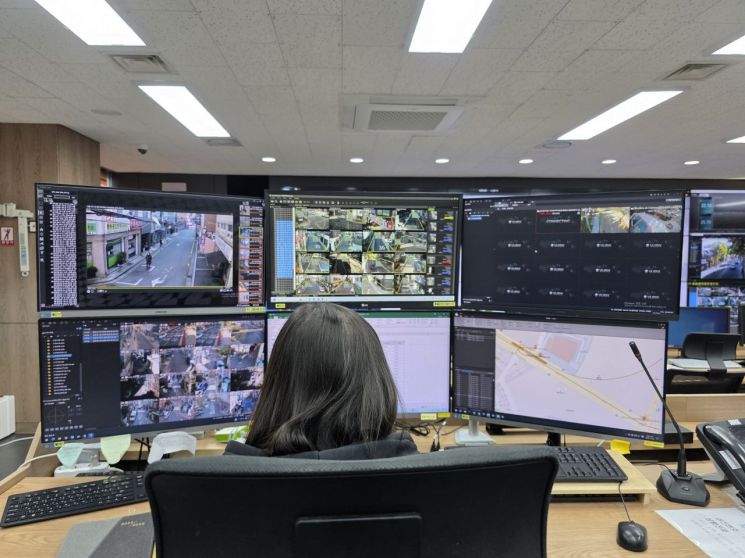 강동구 CCTV통합관제센터 내 지능형 관제석. 강동구 제공.