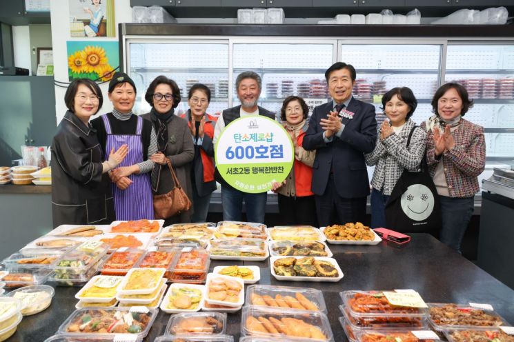 전성수 서초구청장(오른쪽 세번째)이 송우학 행복한 반찬 상점주(가운데)가 서초탄소제로샵 600호점 달성 기념사진을 찍고 있다. 서초구 제공.