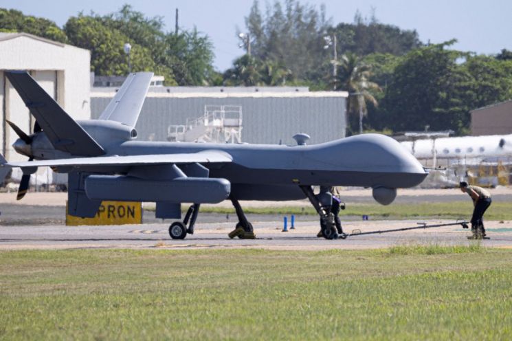 푸에르토리코에 위치한 라파엘 에르난데스 공항에서 미군 작전용 무인기(드론)인 MQ-9 리퍼 드론이 출격을 준비하고 있다. 로이터연합뉴스