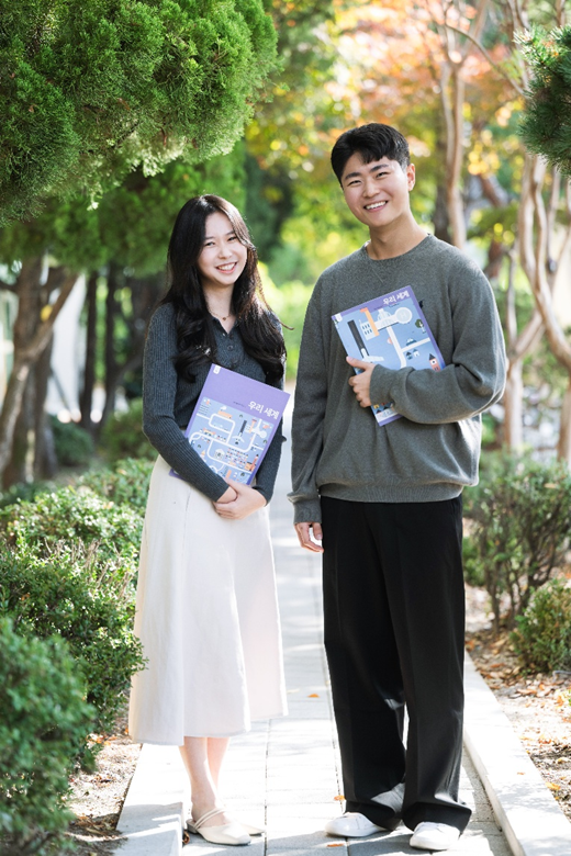 지난 5~14일 진행된 어린이 경제교육 봉사활동에 참여한 김현서(왼쪽)·송정웅 신입 회계사. 삼일PwC