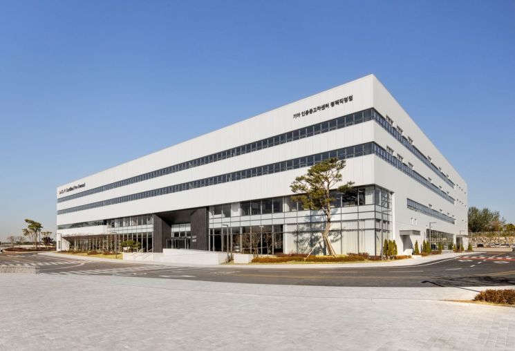 기아 인증중고차 센터 평택 직영점 및 목적기반차량(PBV) 익스피리언스 센터 외부 전경. 기아