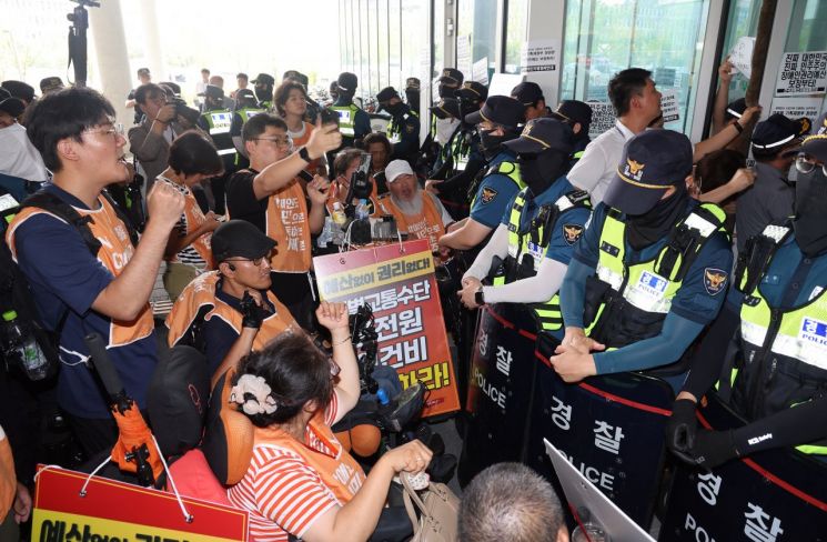 전국장애인차별철폐연대 소속 장애인과 활동가들이 지난 8월26일 정부세종청사 민원동 입구에서 장애인자립생활센터의 차별 없는 지원 강화 예산 보장 등 장애인권리예산을 보장하라며 기획재정부로 진입을 시도하다 경찰에 막히자 구호를 외치고 있다. 연합뉴스