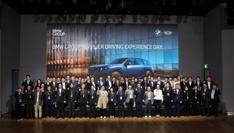 BMW그룹코리아가 지난 14일 인천 영종도 BMW 드라이빙 센터에서 '2025 BMW 그룹 협력사의 날 행사를 개최했다. 참가자들이 기념 사진을 촬영하는 모습. BMW그룹코리아 제공
