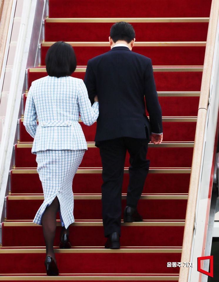 [포토] 공군1호기 오르는 이재명 대통령-김혜경 여사