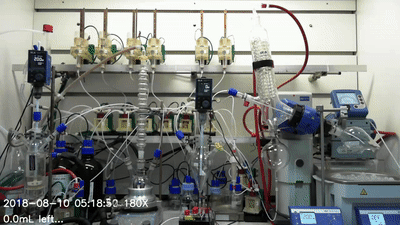 컴퓨터에 명령어를 입력하면 직접 시약을 섞고 화학 반응을 일으킨다. 글래스고 대학교 홈페이지