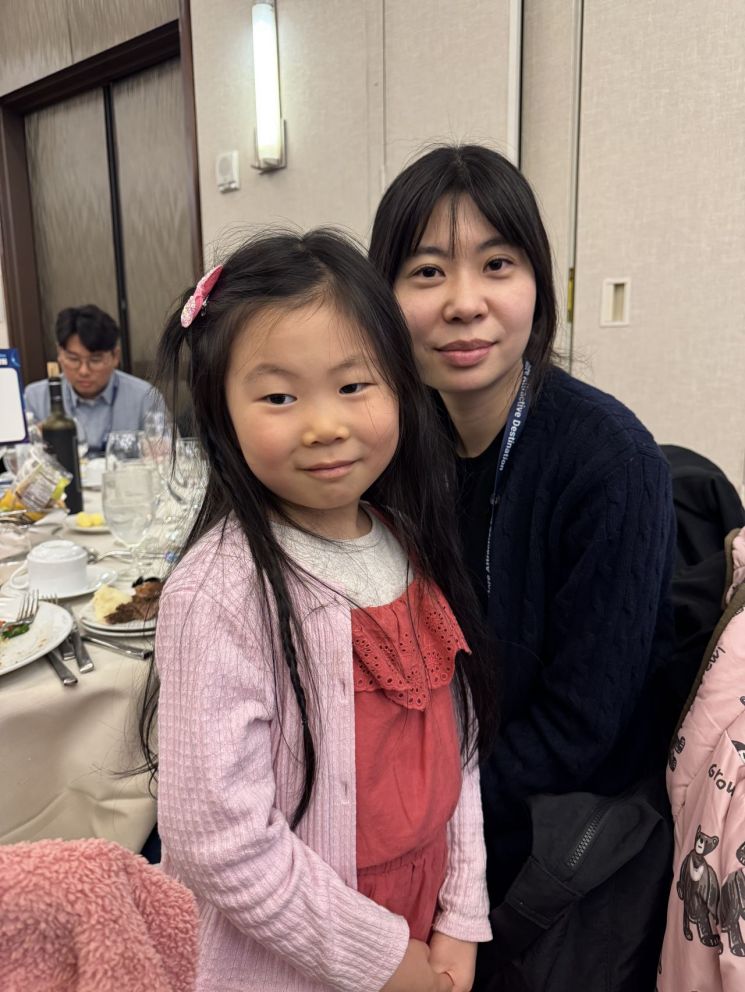 미국 뉴욕 시립대에서 포닥으로 연구하고 있는 강민아씨가 14일(현지시간) 뉴욕 맨해튼에서 열린 한미 연구교류 협력 간담회에서 아시아경제와 인터뷰 하고 있다. 강 씨는 초등학교 1학년 자녀와 함께 이 행사에 참석해 한국 정부의 이공계 연구자 지원 정책을 직접 확인했다. 사진=백종민 테크 스페셜리스트