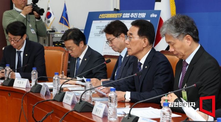 17일 국회에서 열린 더불어민주당 산재예방TF '11월 정기국회 산업안전 입법 추진 과제 발표'에서 김주영 단장이 발언하고 있다. 2025.11.17 김현민 기자