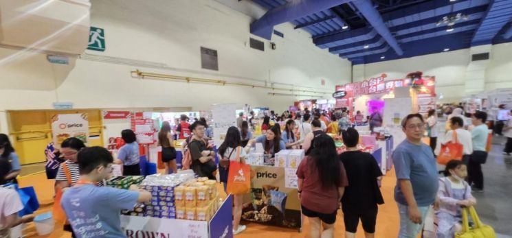 엑스포 한국기업인 부스를 찾은 바이어들 . 대한청년기업인협회 제공